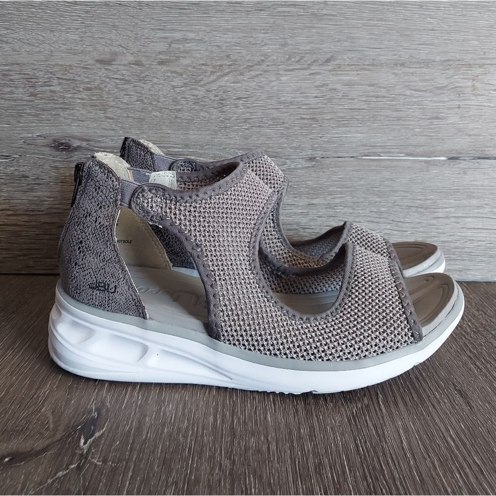 JBU by Jambu Margot Memory Foam Sandal Light Gray Snake Size 6.5